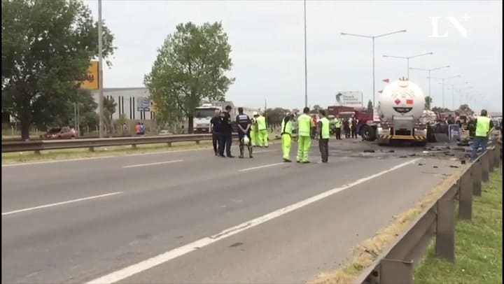 Explosión en Panamericana: chocó un camión que llevaba gas butano y hay dos muertos