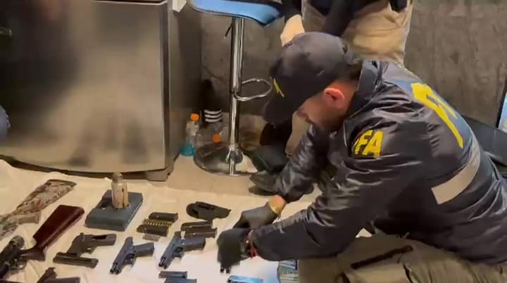 Descubrieron un arsenal en un operativo narco