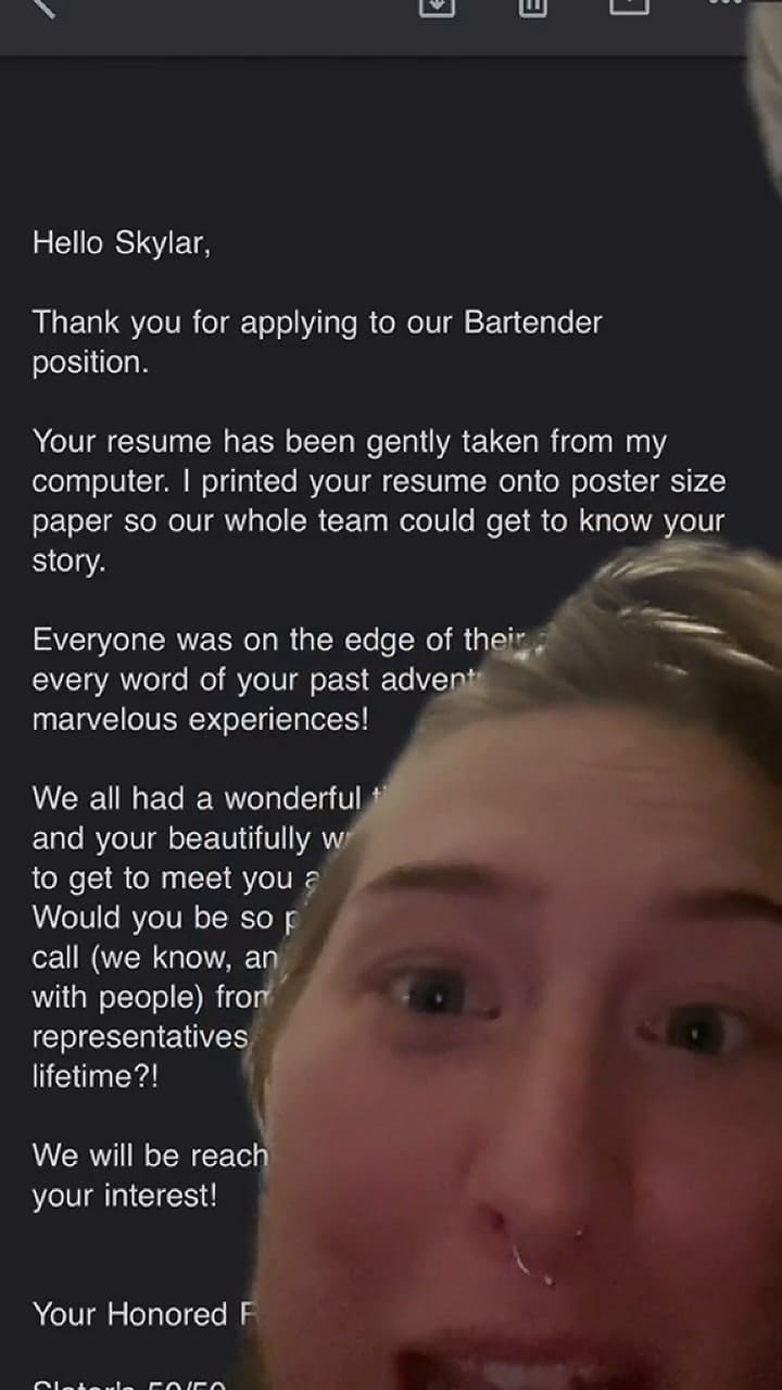 Envió un CV para un trabajo en un restaurante y recibió una respuesta que la dejó anonadada