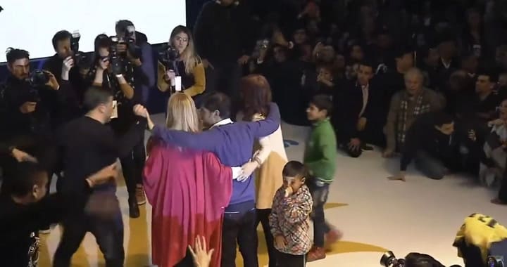 Axel Kicillof echó de una foto al intendente de Merlo en el cierre de campaña - Fuente: Youtube