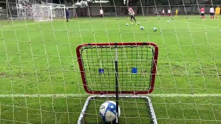 Toño Rodríguez ya había hecho gala de su buena pegada en las prácticas - Fuente: @Chivas