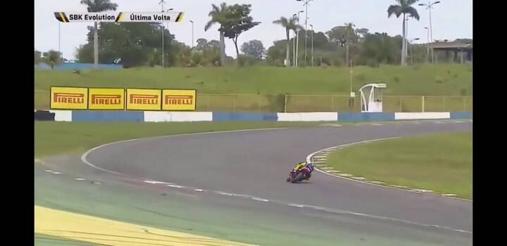 Un piloto de Superbike celebró prematuramente y terminó tercero