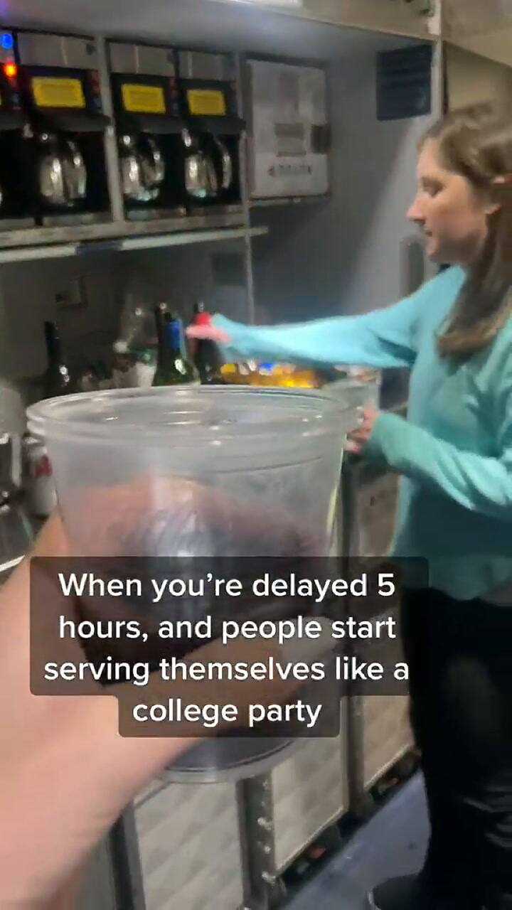 Pasajeras contaron cómo fueron recompensadas tras un retraso de cinco horas en el vuelo