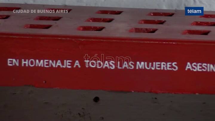 Inauguran el 'Banco Rojo' en homenaje a Ángeles Rawson - Fuente: Youtube