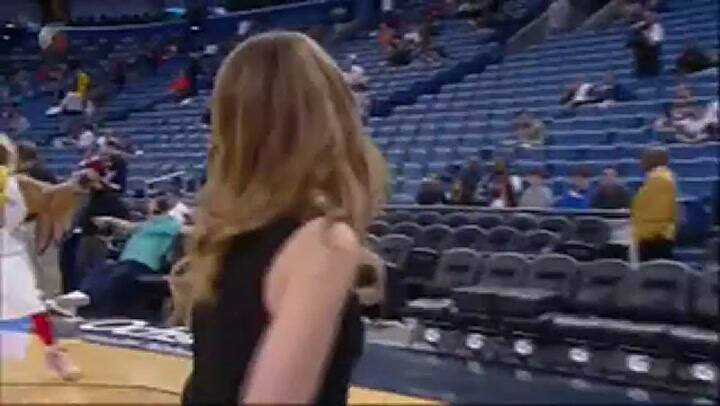 La reportera ya había sido asustada por una mascota de la NBA en el pasado