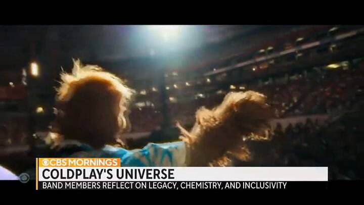 Chris Martin revela que un regalo de Dakota Johnson le dio una gran idea para su gira inclusiva