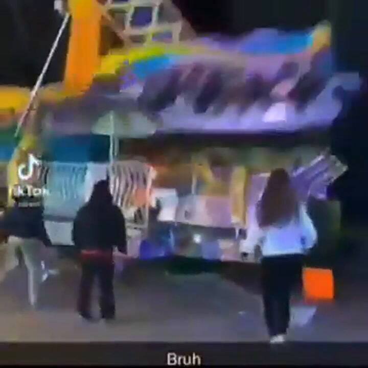 El momento en que intentan parar un juego en un parque de diversiones para evitar una tragedia