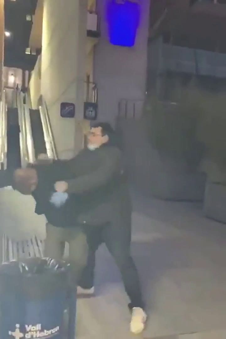 Coronavirus: barras de Barcelona y Espanyol, a las piñas en hospital donde iban a hacer donaciones