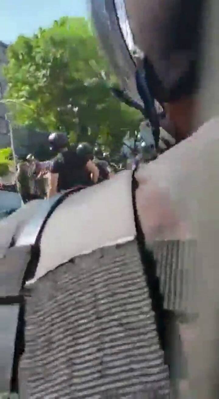 Las imágenes tomadas por uno de los efectivos de la Policía que acompañaba al micro de Boca al Monum