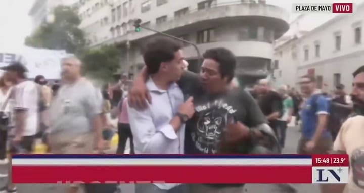 El momento en el que agreden al movilero de LN+ Ramiro Fornataro