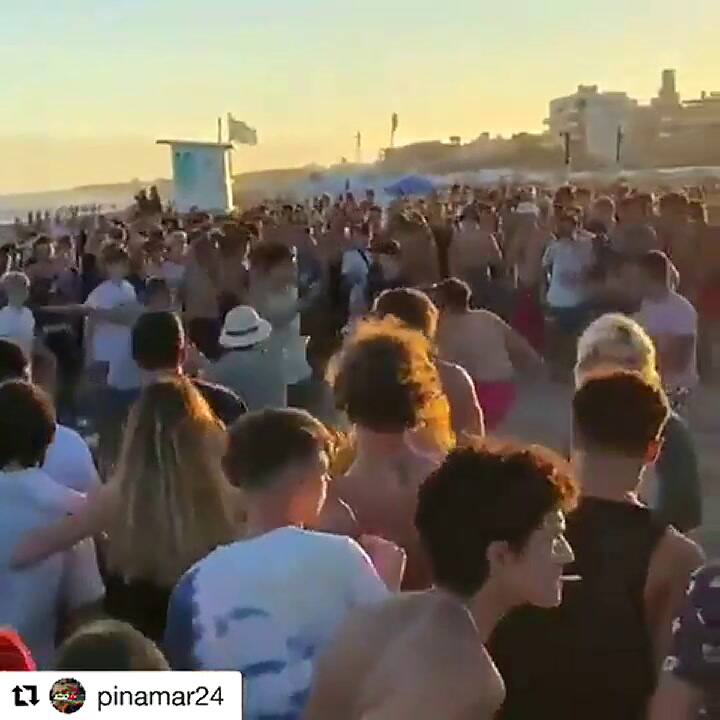 En un video que fue difundido en redes sociales se ve como una multitud se mezcla en un enfrentamien