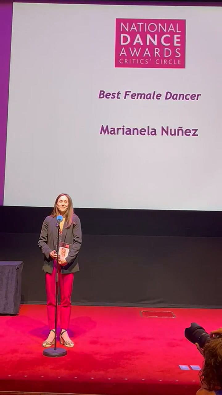 Marianela Nuñez recibiendo hoy un premio en Londres - @fatimanollen