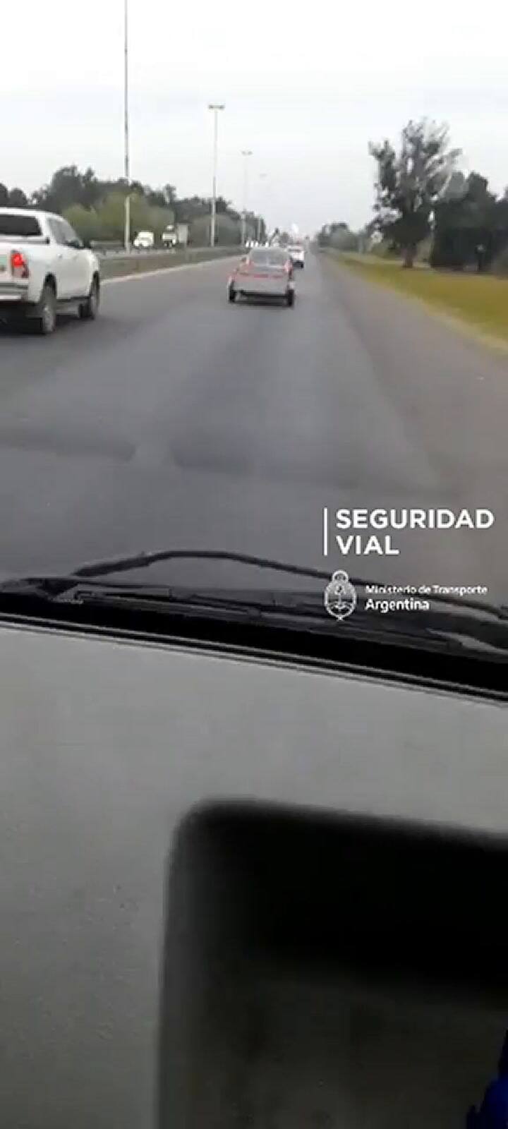 Un padre obligó a su hijo de 7 años a conducir