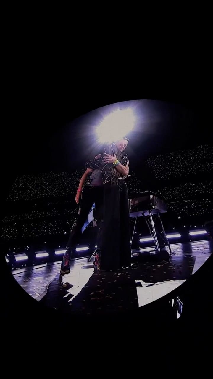 Tini y Chris Martin en el Monumental