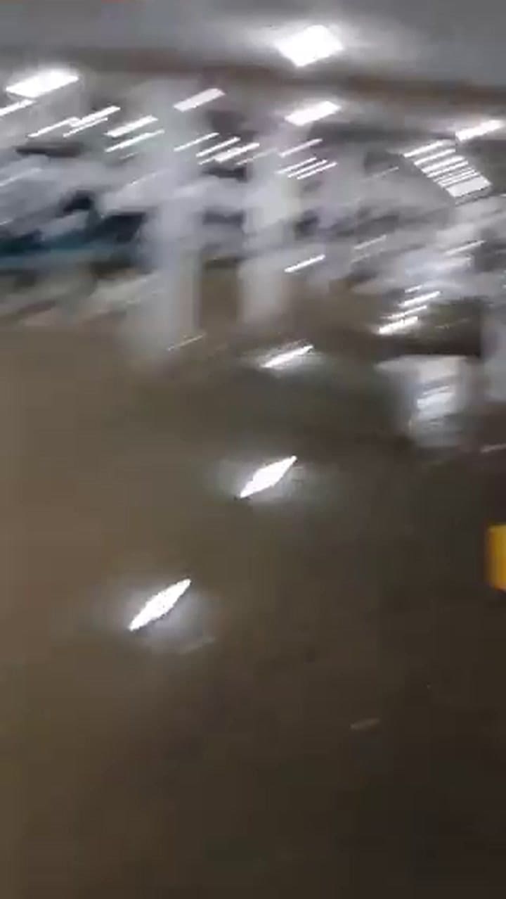 O estacionamento do Unicentro também foi afetado pela enchente.
