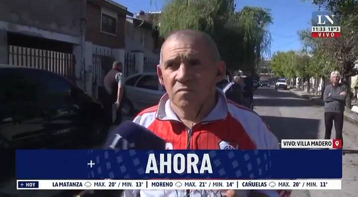 Daños por la tormenta: un techo quedó colgando por la caída de un árbol en Villa Madero