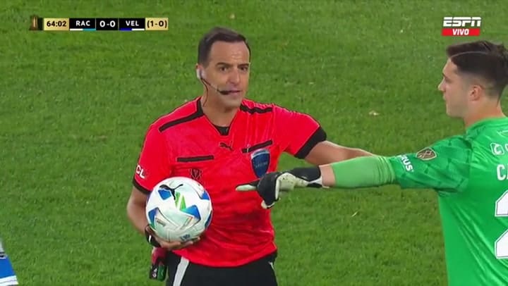El pícaro diálogo entre Mariano Closs y el árbitro del encuentro entre Racing y Vélez