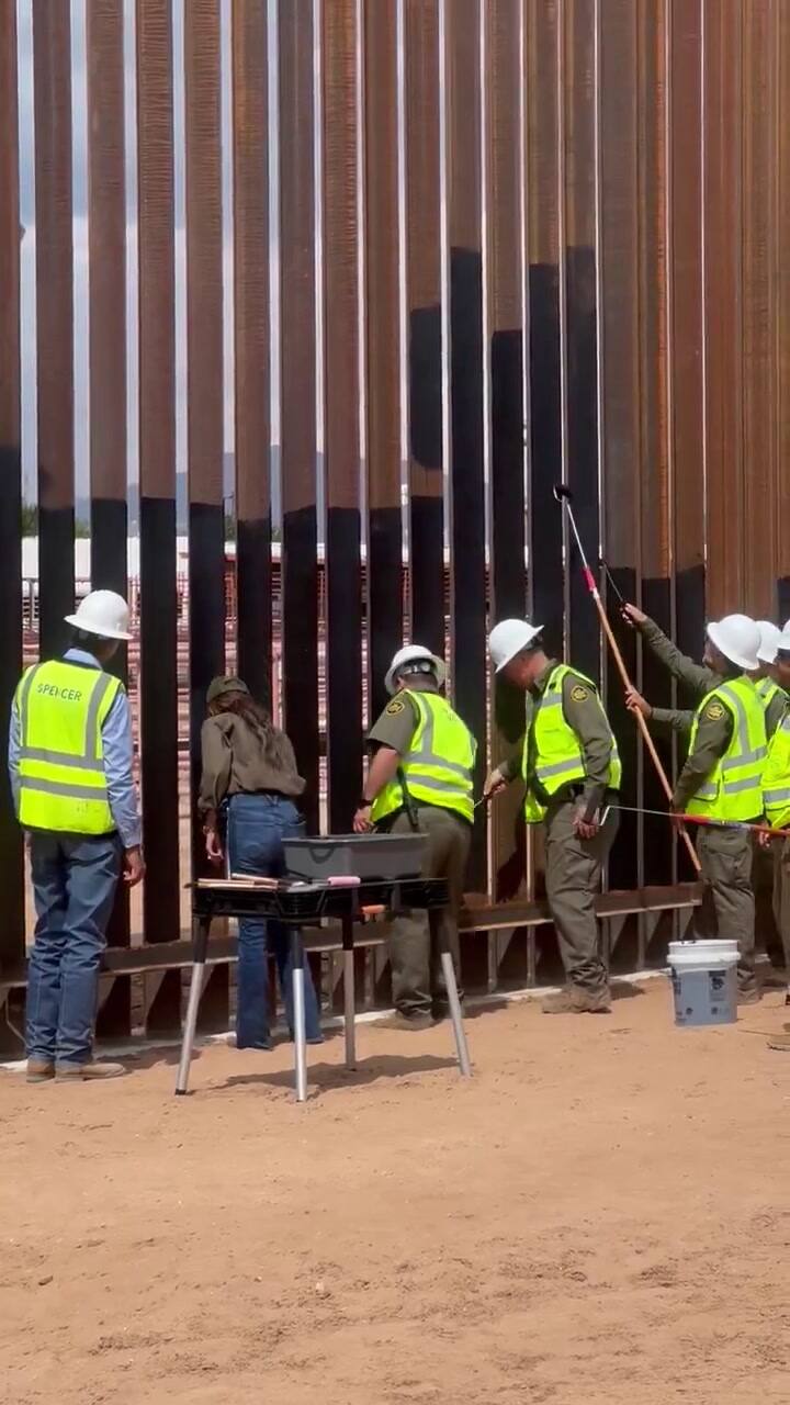 La secretaria de Seguridad Nacional, Kristi Noem, pinta el muro fronterizo con México