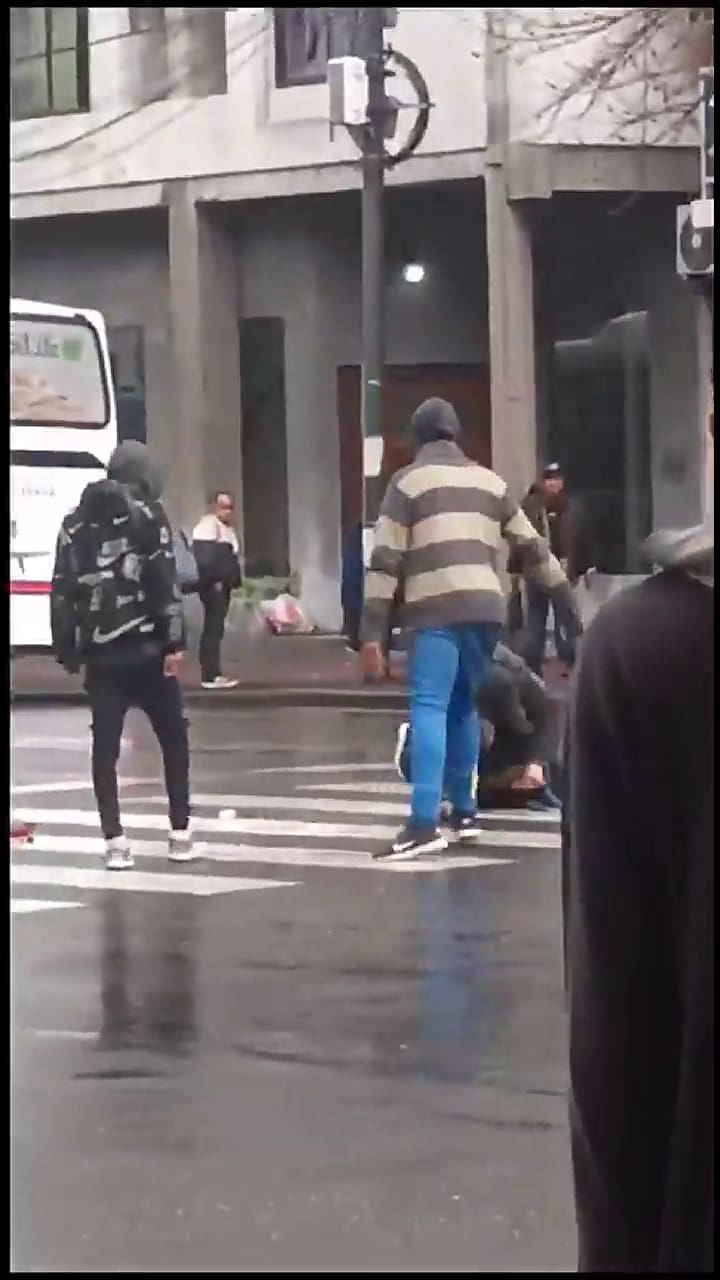 Constitución: una feroz pelea entre dos hombres en medio de una avenida terminó a las puñaladas