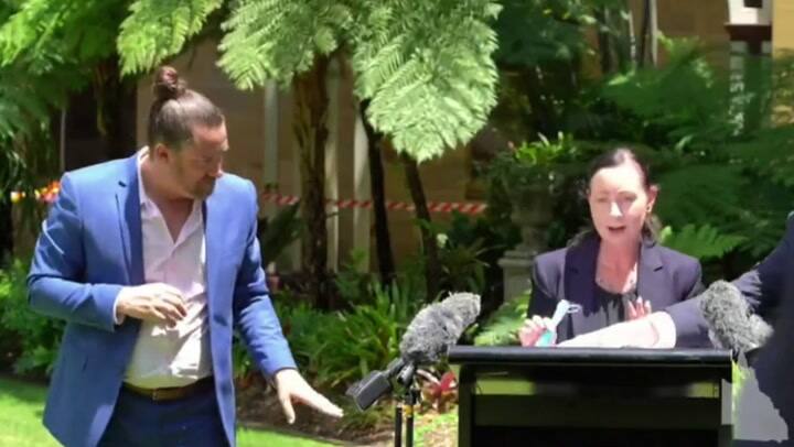 Viral: una araña gigante interrumpe rueda de prensa sobre Covid en Australia