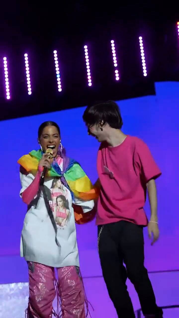 Tini bailó junto a un fan