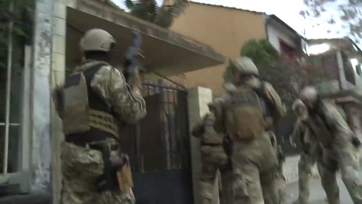 Un arsenal en Versalles: tenía un FAL, varias carabinas, revólveres y cientos de municiones