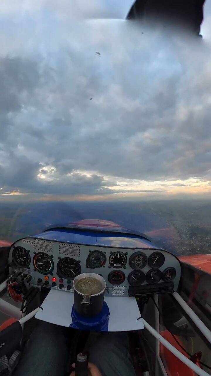 La acrobacia aérea mientras toma mate. (Crédito: @serr_sosa)