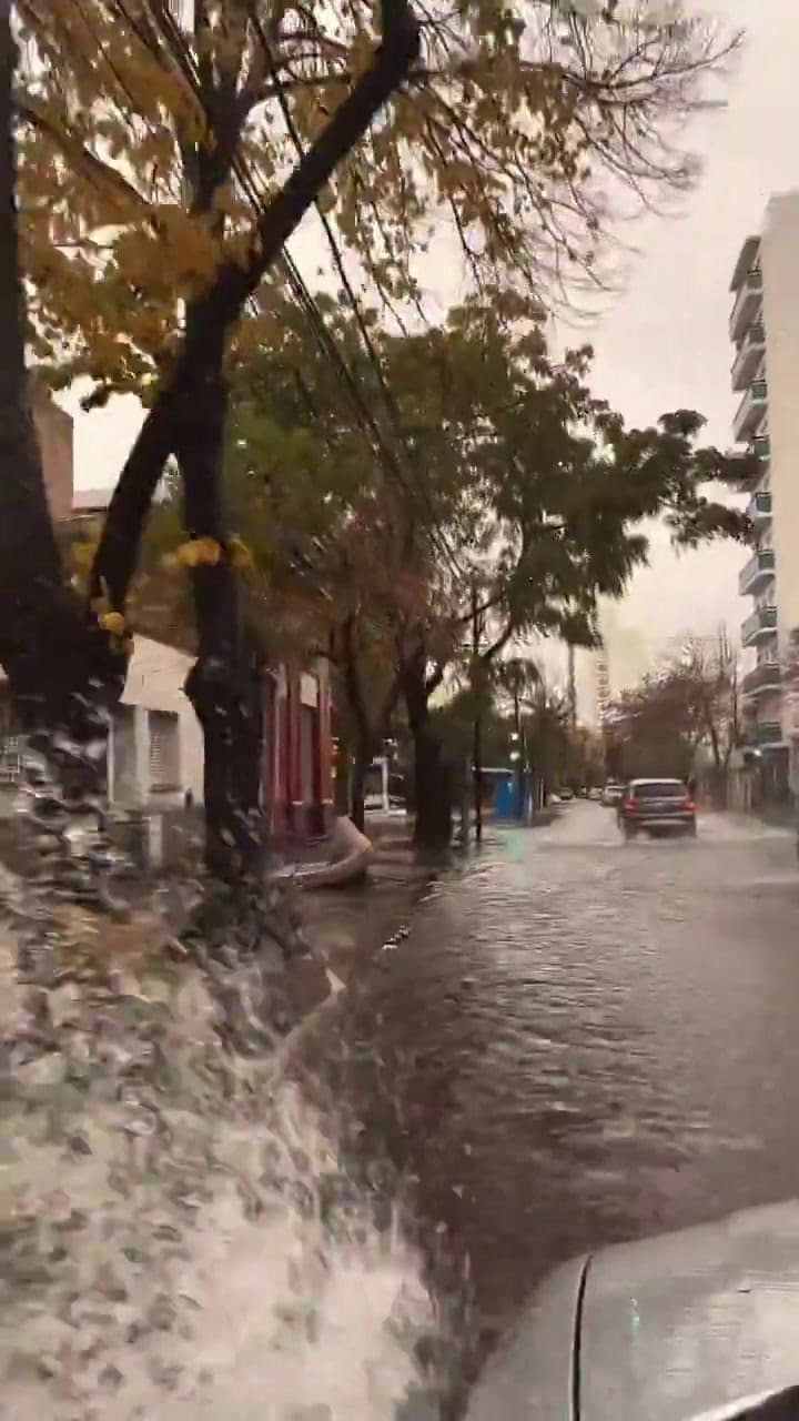 Los videos más impactantes del temporal que azotará al AMBA desde la medianoche: inundaciones, granizo y un tornado