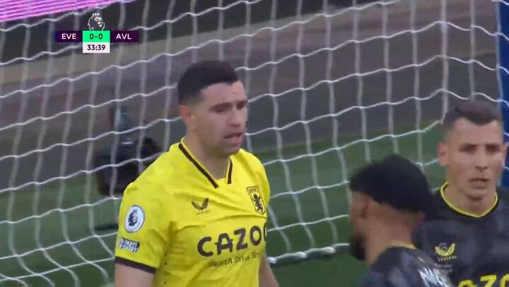 Dibu Martínez y una atajada clave para Aston Villa