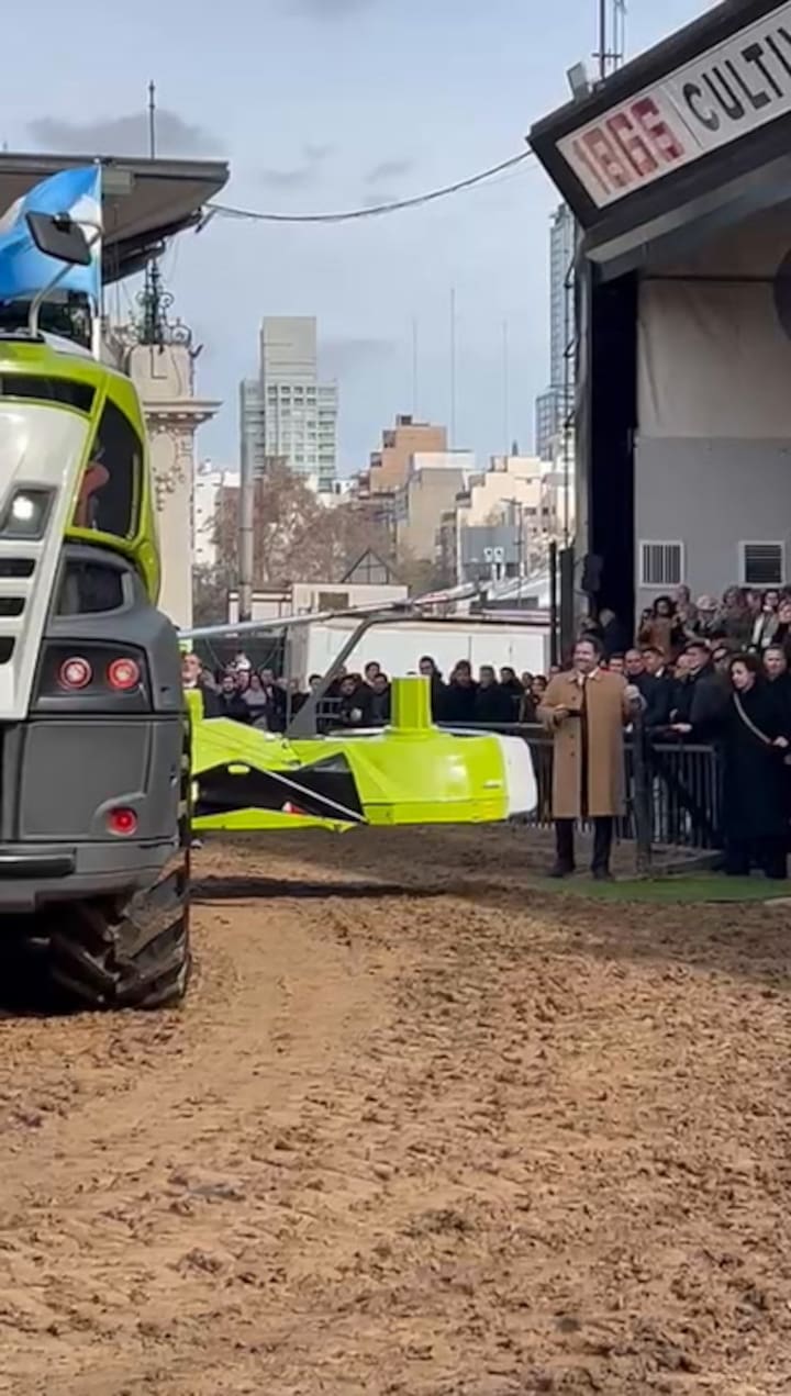 El Presidente se subió a una picadora de Claas