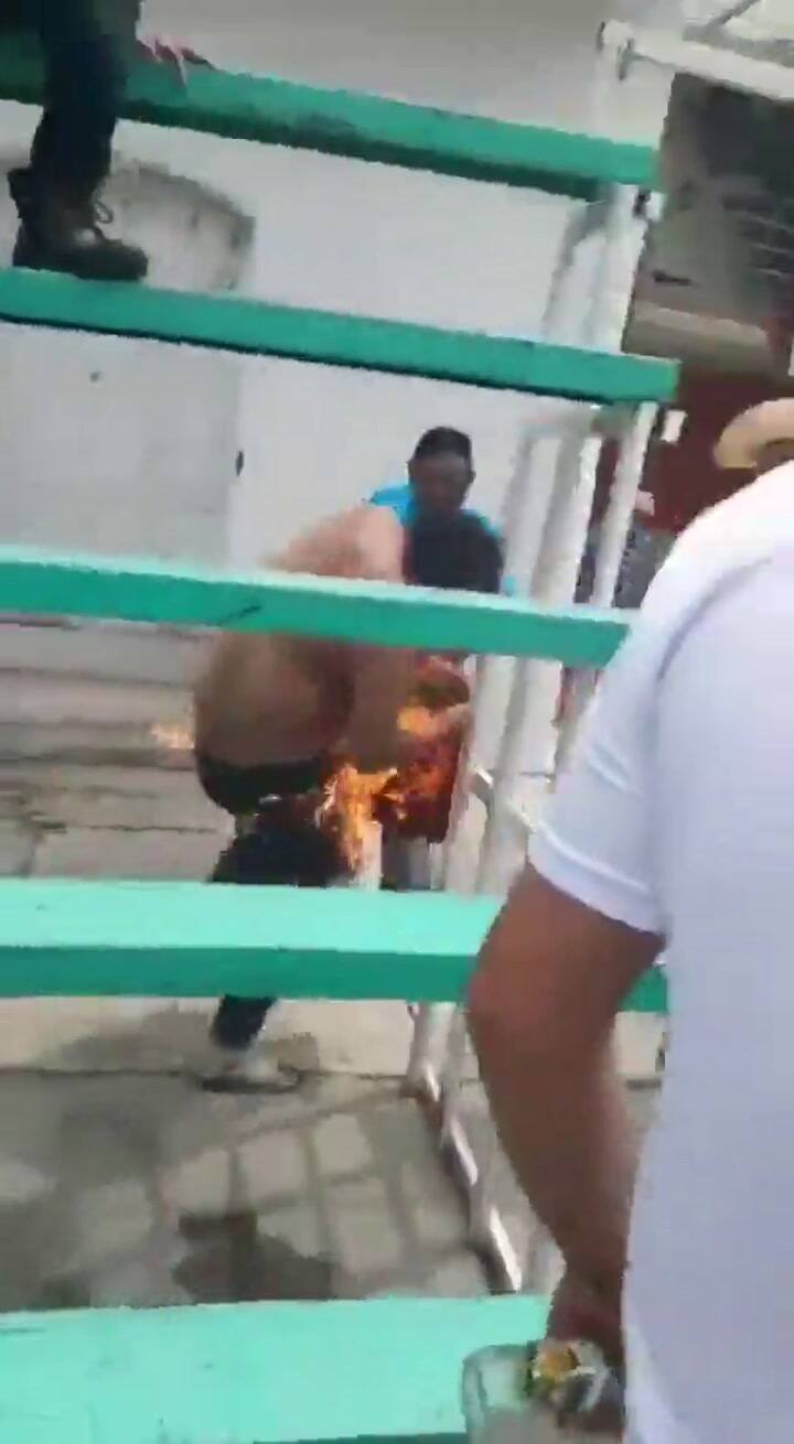 Prendieron fuego a una de las víctimas - Fuente: Twitter