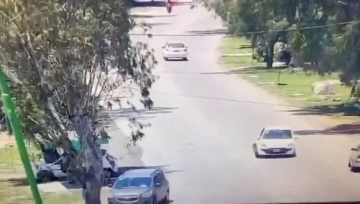 Impactante accidente en Ensenada: embistió un auto y casi atropella a dos peatones por usar el celular