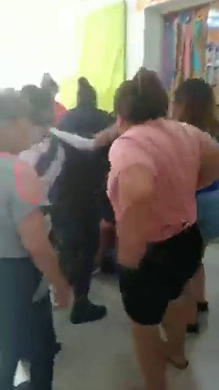 Arrestaron a dos docentes y los padres intentaron lincharlos