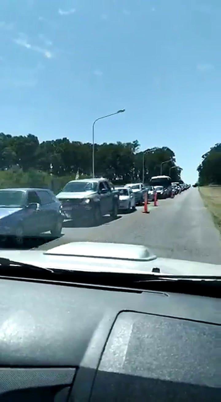 Coronavirus: dos kilómetros de cola para ingresar a Monte Hermoso en plan turístico - Fuente: Twitte