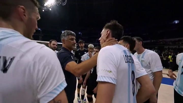 El DT de Francia, Andrea Giani, calma a los jugadores argentinos