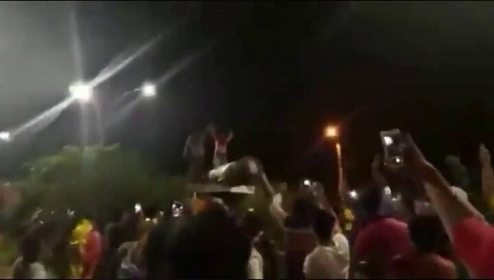 Así derribaron una estatua de Hugo Chávez en Bolivia - Fuente: Twitter