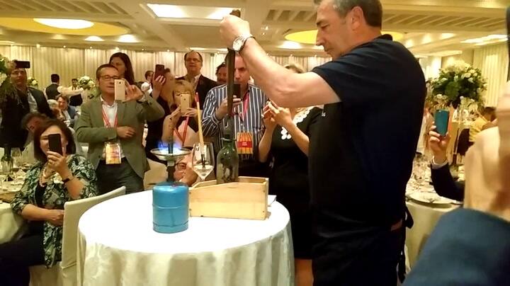 El arte de abrir un vino de 1957