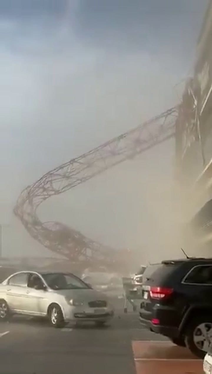 Chile: una grúa se desplomó sobre un gimnasio