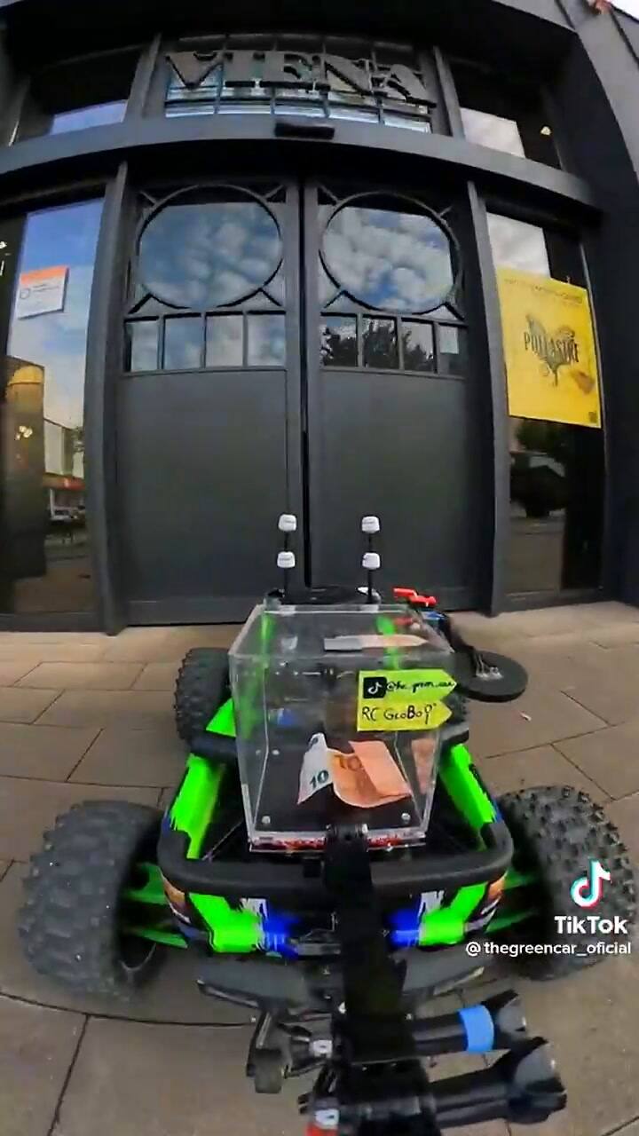 Uno de los videos de Thegreencar, donde muestra sus aventuras con su auto a control remoto