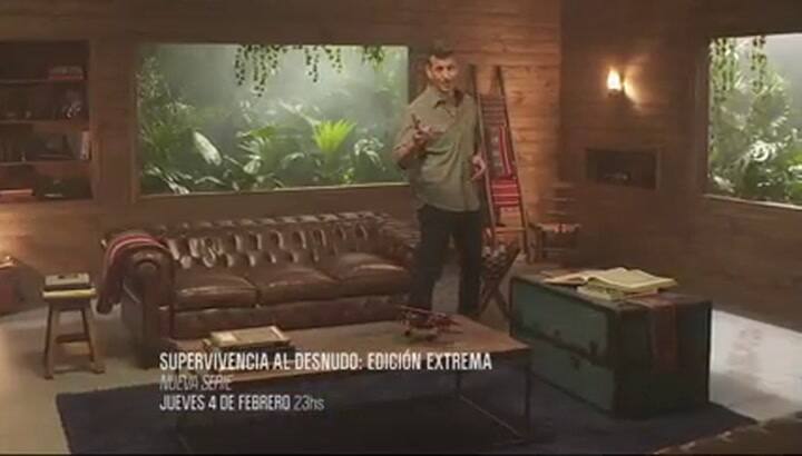 El desafío de sobrevivir en una selva, desnudo