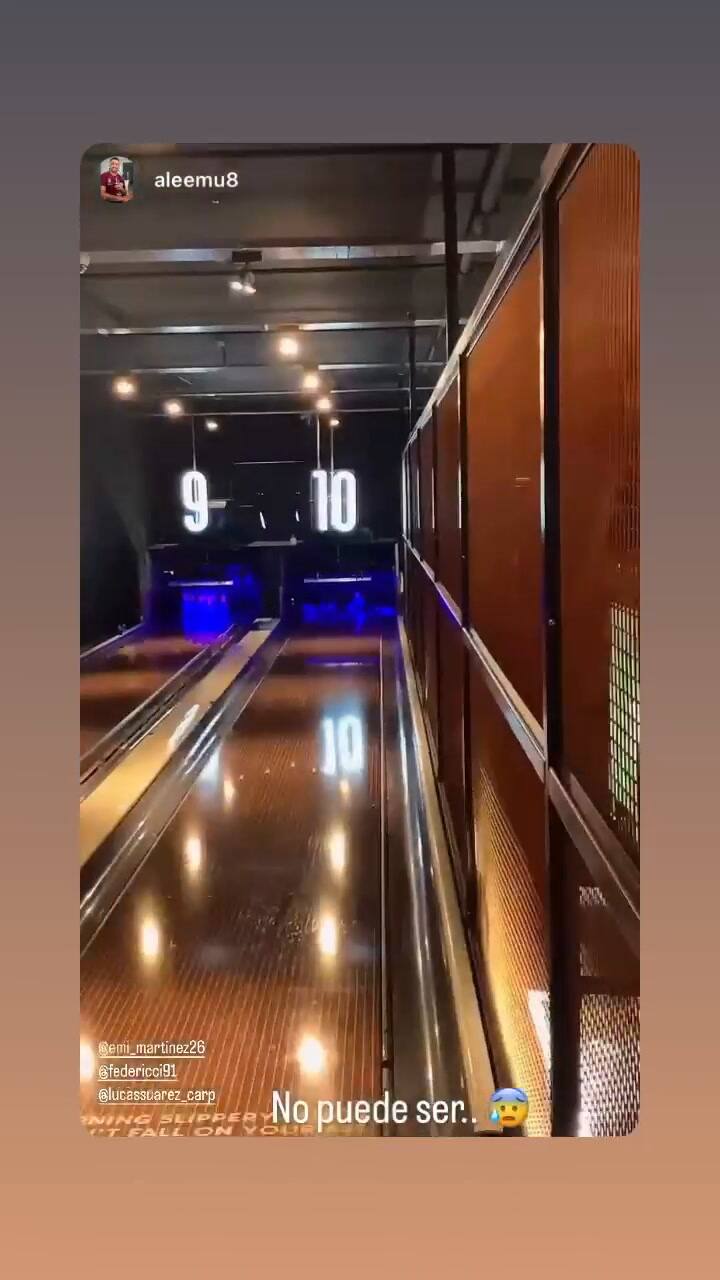 Emiliano 'Dibu' Martínez hace un strike en el bowling