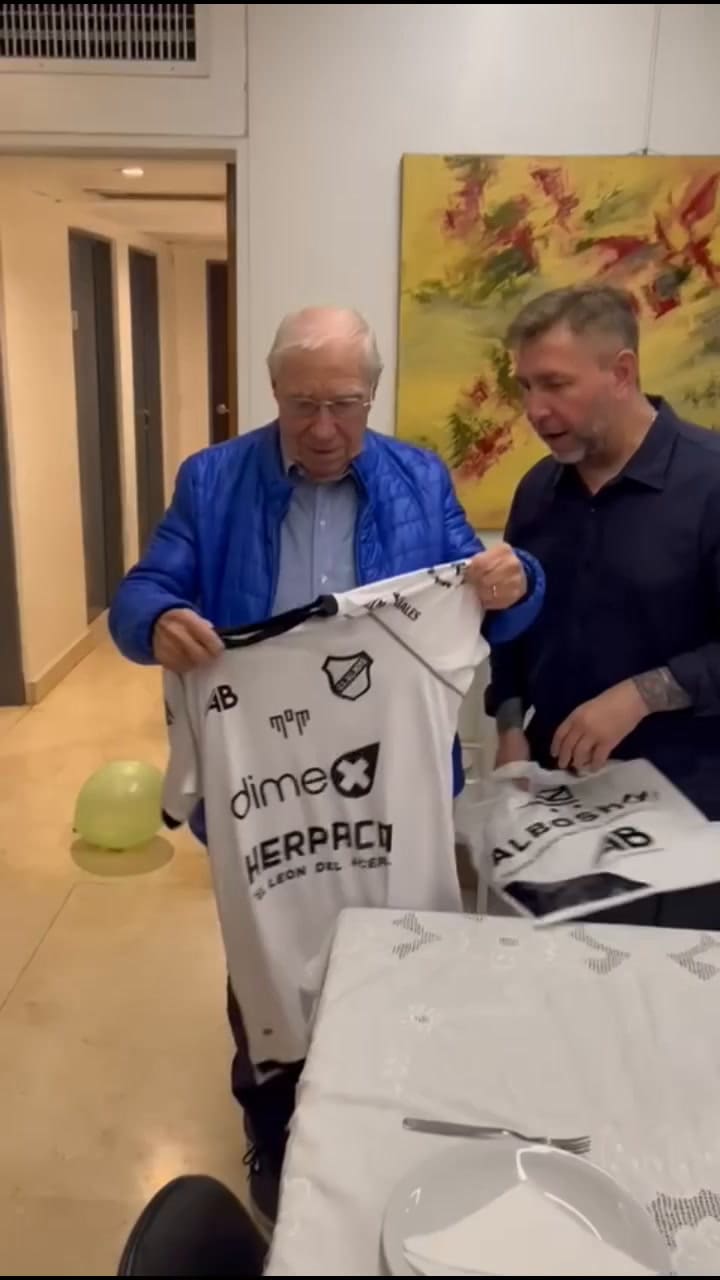 Emiliano Pinsón le regaló la camiseta de All Boys a Enrique Macaya Márquez