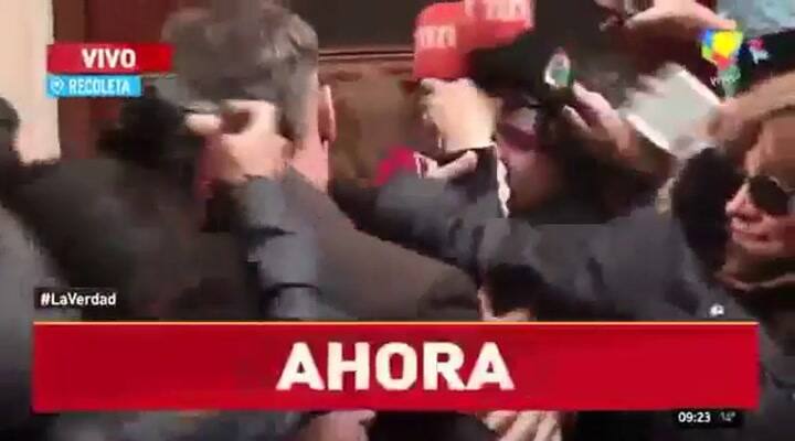 Viviana Toledo golpeó accidentalmente a Cristina Kirchner y recibió amenazas - Fuente: América TV