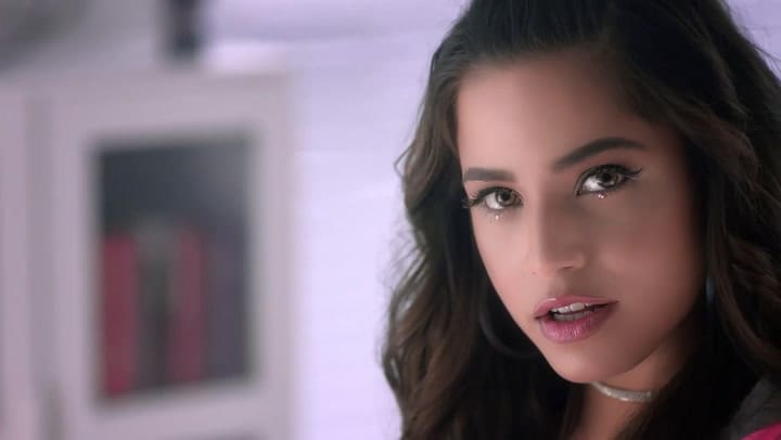 El beso entre Oriana Sabatini y Emi Mernes. Fuente: Youtube