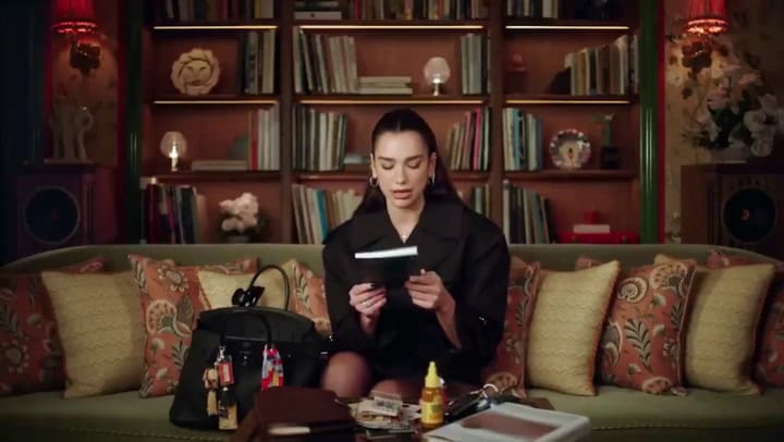 Cuando revista Vogue le pregunta a Dua Lipa qué lleva en la cartera ella saca y muestra libros de escritores argentinos