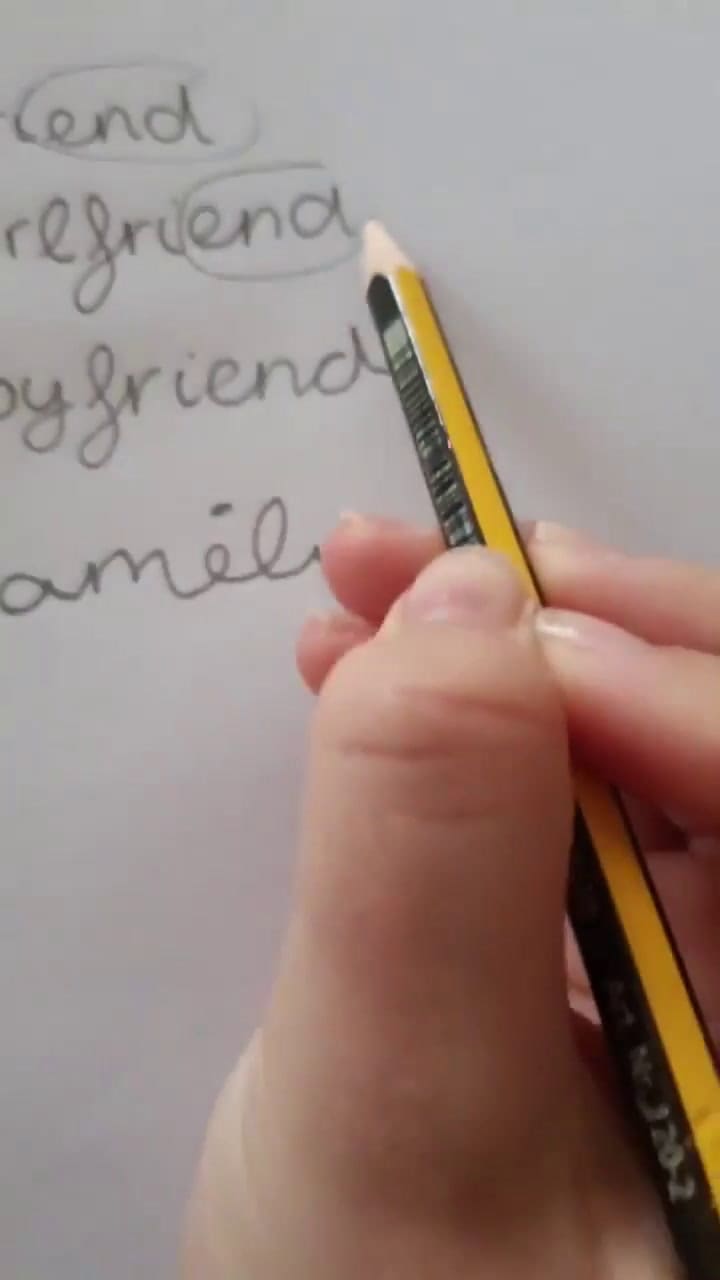 Una niña hace una profunda reflexión sobre la importancia de la familia