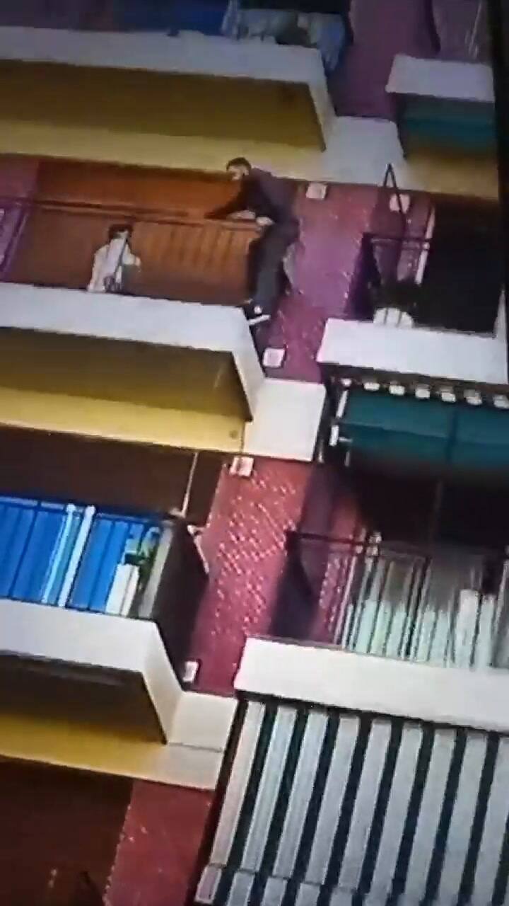 El momento en que el encargado cruza a rescatar al niño