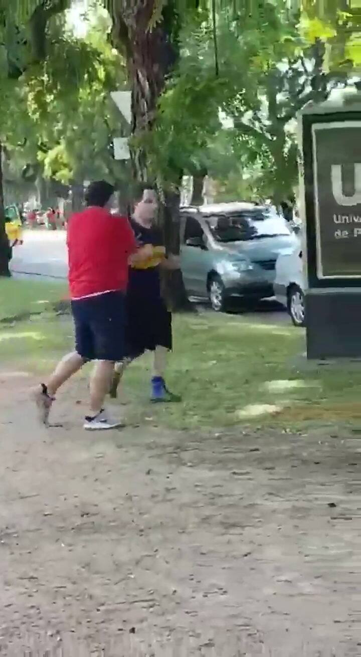 Corrió por Núñez con la camiseta de Boca y lo agredieron - Fuente Twitter