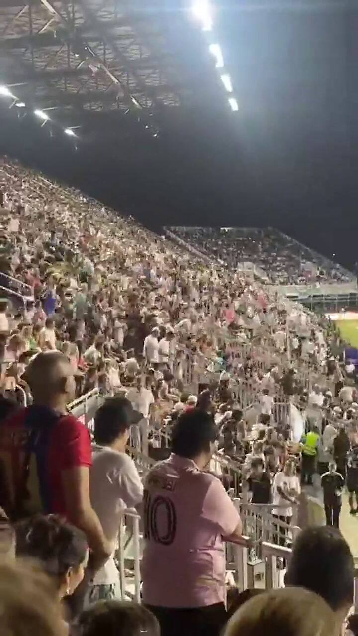gif hinchada messi
