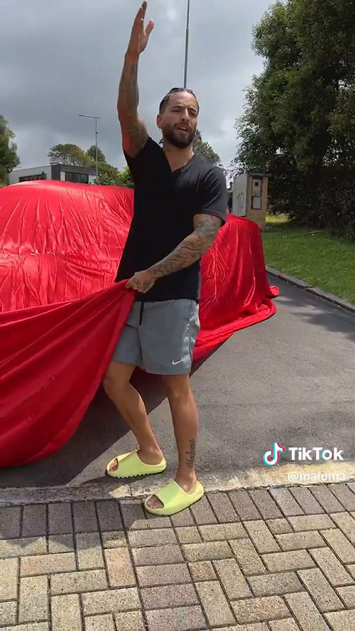 Maluma recibió su nueva Ferrari
